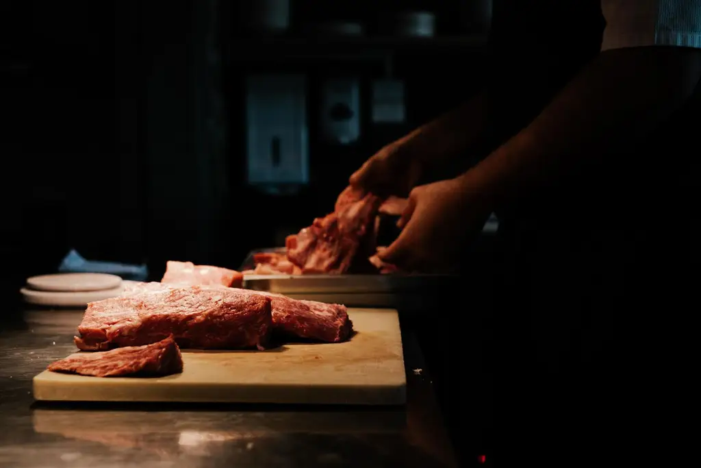 Au billot, dans l'arrière-boutique : une pièce de viande découpée à la main