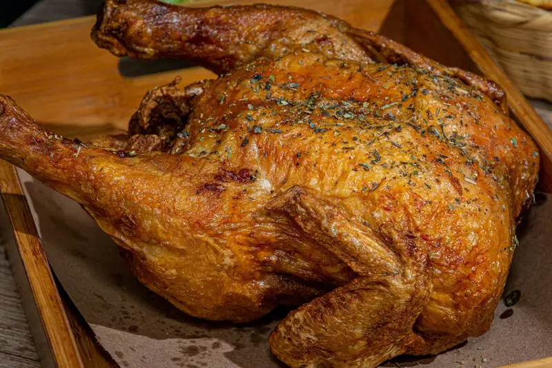 Poulet fermier rôti, peau dorée et croustillante